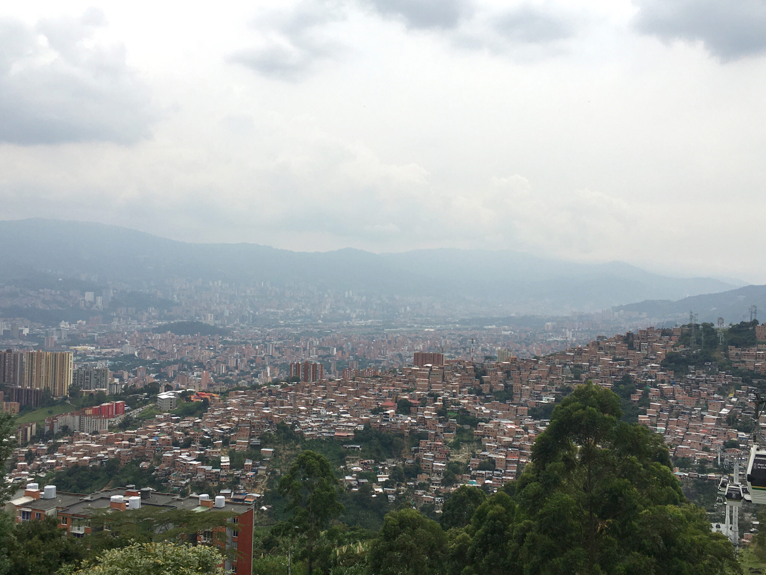 Die beeindruckende Transformation der Comuna 4: Ein Blick auf Medellíns Wandel